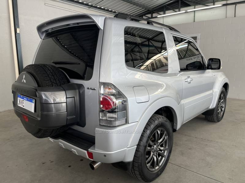 MITSUBISHI - PAJERO FULL - 2011/2012 - Prata - R$ 118.900,00