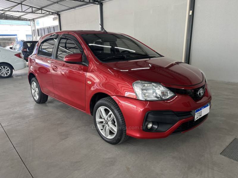 TOYOTA - ETIOS - 2017/2018 - Vermelha - Sob Consulta