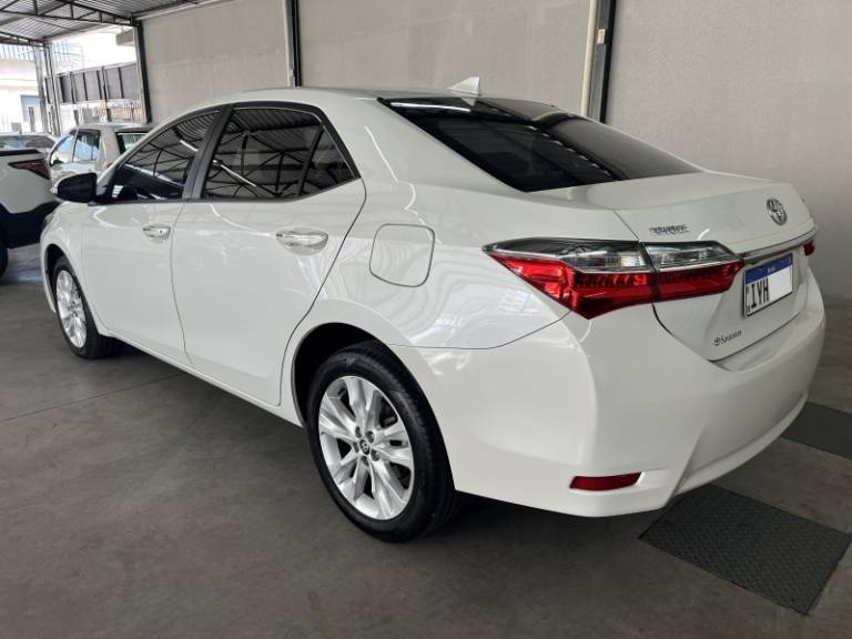 TOYOTA - COROLLA - 2017/2018 - Branca - Sob Consulta
